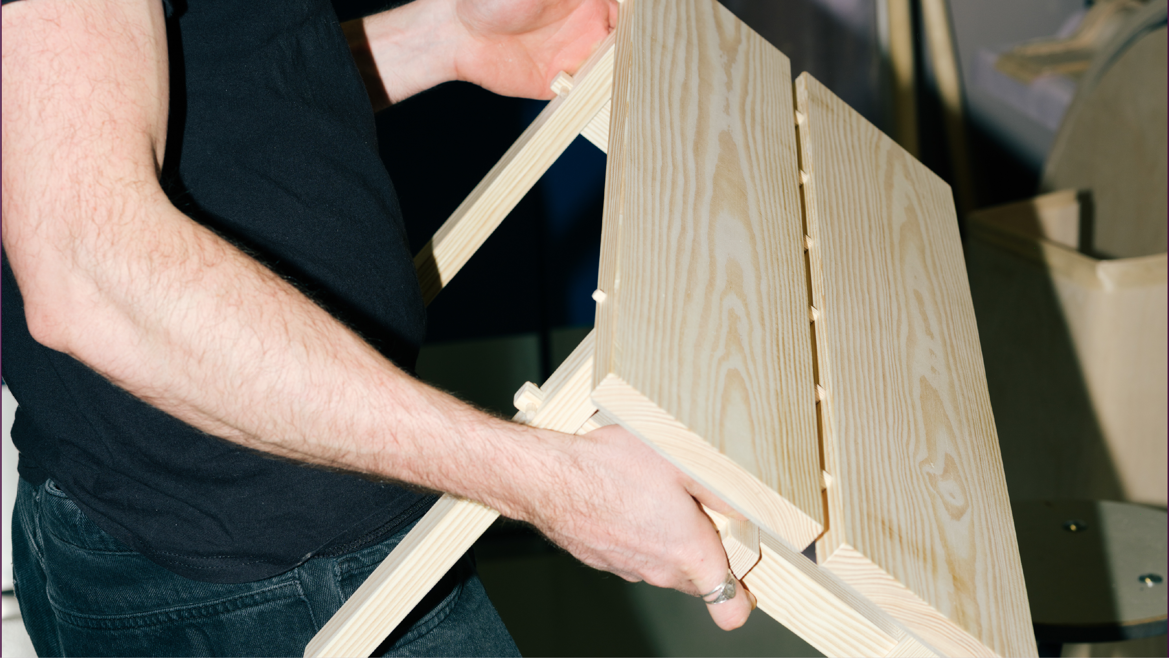 Mies kantaa puupenkkiä