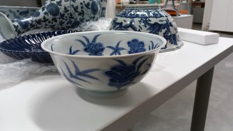 Kiinalainen posliinikulho LABin laboratoriossa.