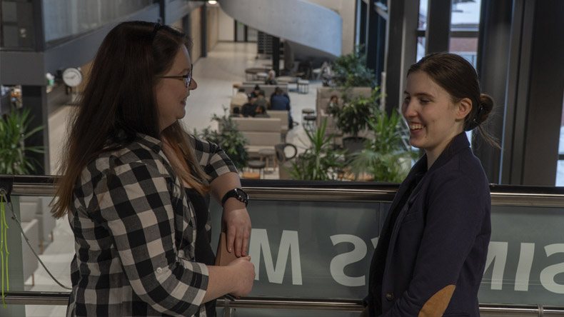 Opiskelijat Anniina ja Julia nojaavat kaiteeseen