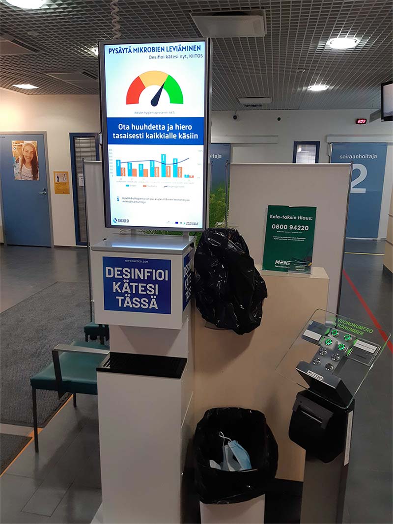Käsidesiautomaatti Akuutti24:n odotushuoneessa