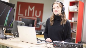 Laura Jalava luotsaa uutta Urapolkuja-podcastia LAB-ammattikorkeakoulun Lahden kampuksen LiMu Radion studiossa.