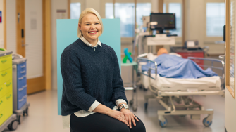 Fanny Kilpinen opettaa hoitotyötä LAB-ammattikorkeakoulussa