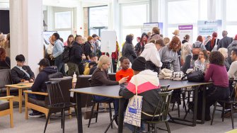 Opiskelijoita Lahden kampuksella