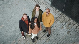 Neljä ihmistä kuvattuna ylhäältä kadulla