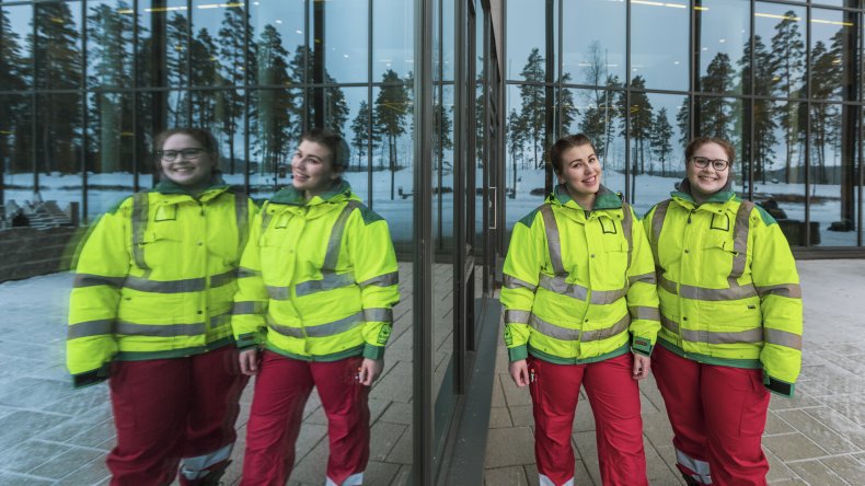 Ensihoidon opiskelijat Vilma Vertanen ja Auri Plathán Lappeenrannan kampuksen edustalla